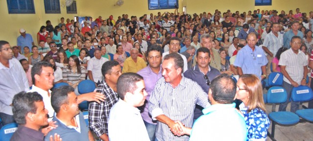 Luis Fernando acompanhado de centenas de pessoas participa da solenidade de assinatura de ordem de serviços em Coelho Neto