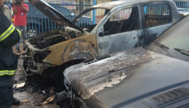 Carros incendiados no pátio de uma concessionária na Avenida dos Africanos