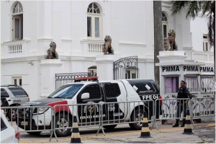 Palácio dos Leões cercado por policiais
