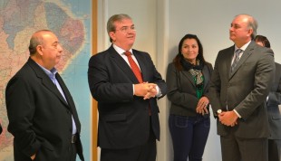 O juiz federal Ricardo Felipe Rodrigues Macieira (centro), que indeferiu pelo da coligação ‘Pra Frente Maranhão 2′, em momento de posse no TRE/MA