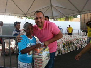 Deputado Roberto Costa faz entrega de cestas básicas