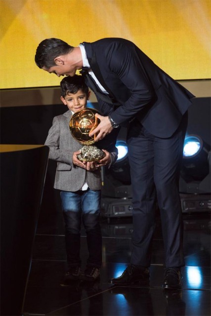 Cristiano Ronaldo entrega a Bola de Ouro para o filho no palco da festa da Fifa