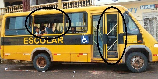 Ônibus escolar da prefeitura de Santa Luzia sem janela e parte da porta. Foto reprodução: O Blogueiro Luziense