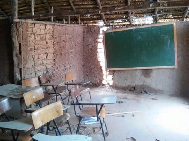 Escolas públicas sem nenhuma estrutura e feitas de taipa