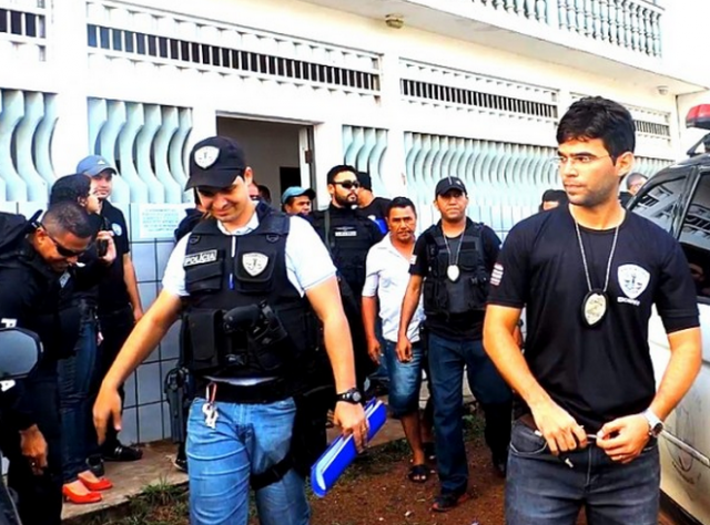 O ex-presidente do Sindicato dos Pescadores de Viana, Antônio de Inês sendo conduzido pela polícia