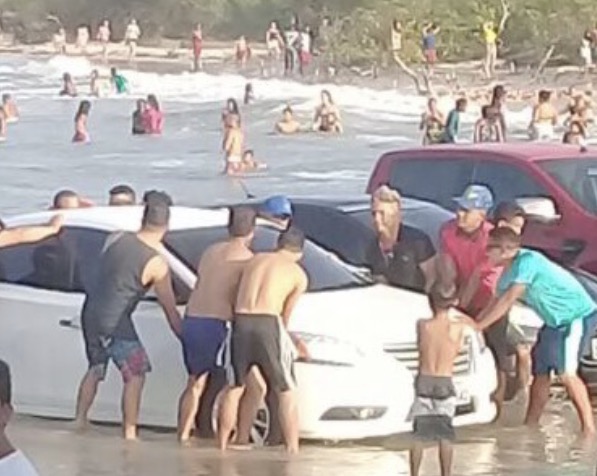 Maré alta surpreende turistas na praia da Raposa e quase engole carros