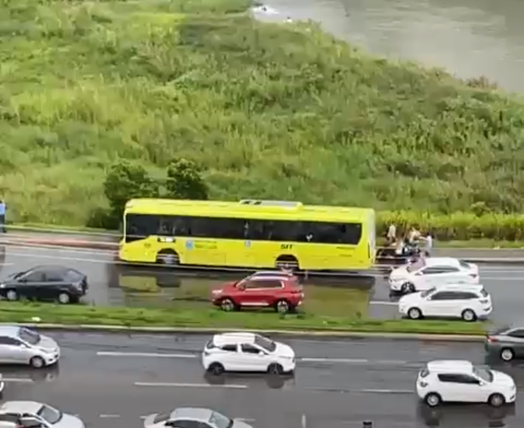 Assalto a ônibus termina em tiroteio: um bandido é baleado e outro foge em São Luís; confira imagens | Luís Cardoso – Bastidores da Notícia